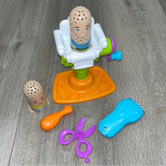 Play-Doh Hair Cutting Salon Set - Picture 7 of 15